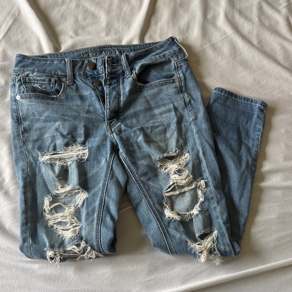American Eagle Ripped Mom Jeans size 2 medium wash